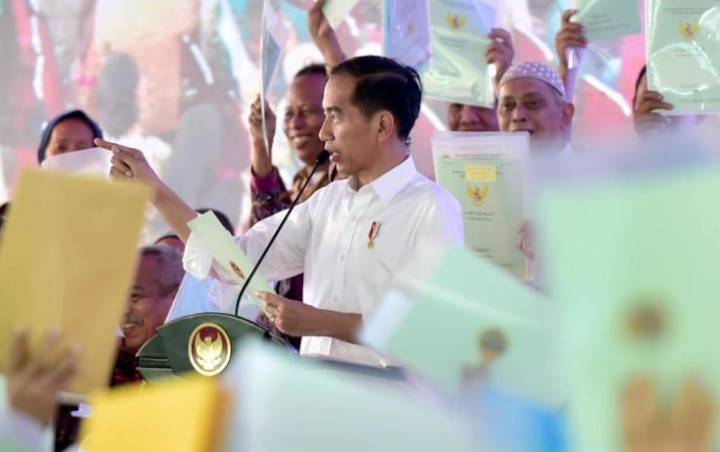 Jokowi Berpesan Dua Hal Ini Saat Bagikan Sertifikat Tanah ke Masyarakat