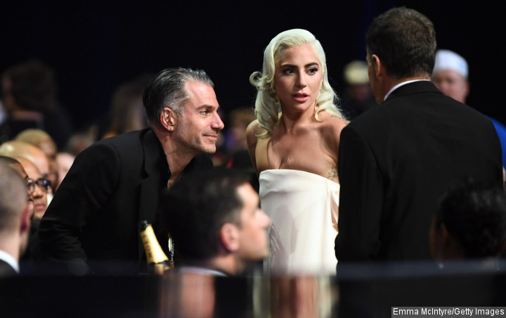Mantan Tunangan Lady Gaga Kedapatan Jalan Bareng Wanita Lain Sebelum Putus