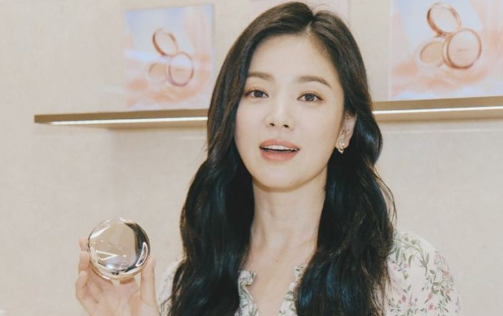 Song Hye Kyo Disebut Lebih Cantik Berambut Panjang, Netter Fokus Tak Pakai Cincin Kawin