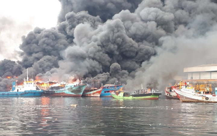 Kebakaran Dahsyat di Pelabuhan Muara Baru Lahap 18 Kapal, Berikut Video di Lokasi Kejadian