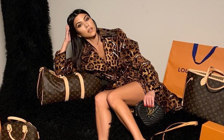 Kourtney Kardashian Pamer Foto Bugil Demi Promosikan Bisnis Baru
