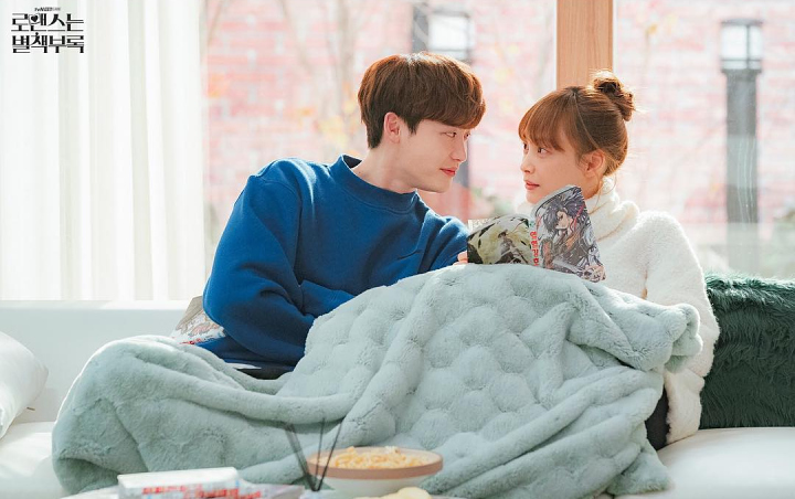 'Romance Is A Bonus Book' Rilis Syuting Adegan di Ranjang Lee Jong Suk - Lee Na Young 