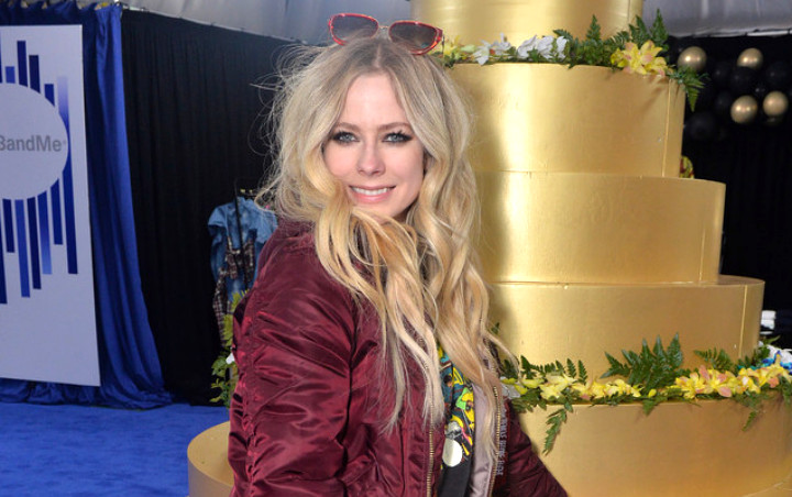 Avril Lavigne Pakai Hijab, Dipuji Cantik Luar Biasa