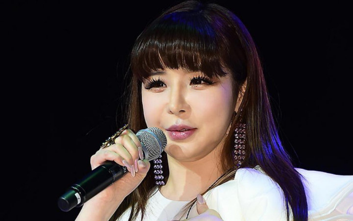 Park Bom Banjir Pujian Usai Sapa Penggemar Dan Nyanyikan 'Spring' Di Pinggir Jalan