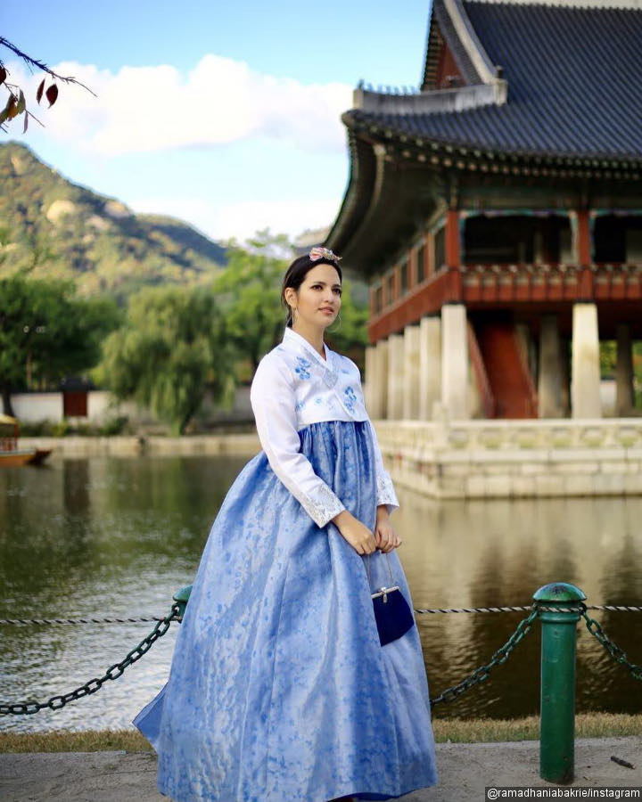 Cantik Menawan Pakai Hanbok Saat Liburan ke Korea