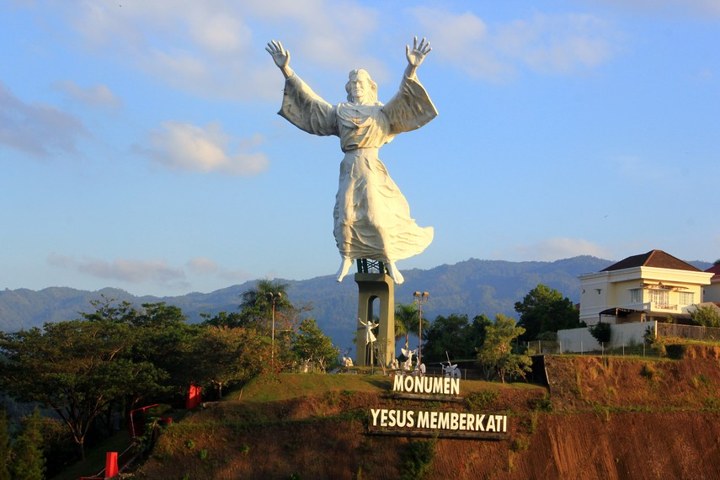 Monumen Yesus Memberkati yang Syahdu di Manado