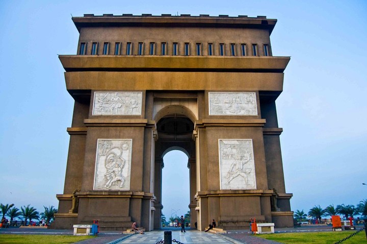 Monumen Simpang Lima Gumul di Kediri