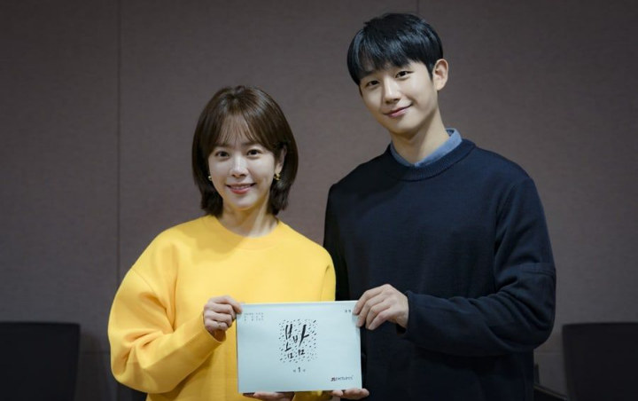 Jung Hae In dan Han Ji Min Serius Jalani Sesi Baca Naskah 'Spring Night'