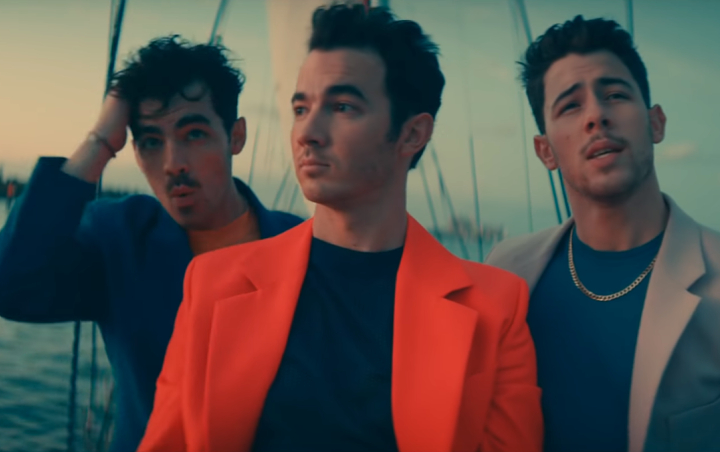 Jonas Brothers Gelar Pesta Pantai di Video Musik 'Cool'