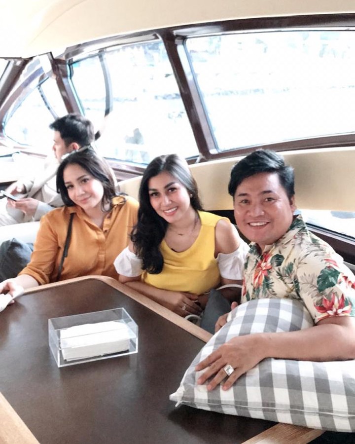 Asyik Pose Bareng Istri Dan Adik Pertama Raffi Ahmad