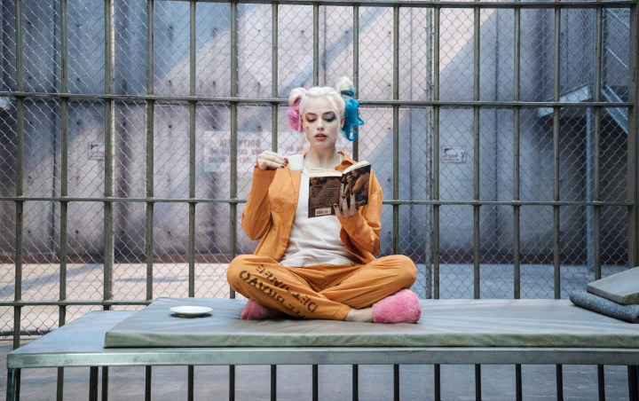 Foto Syuting 'Birds of Prey' Tampilkan Seksinya Margot Robbie dalam Kostum Harley Quinn