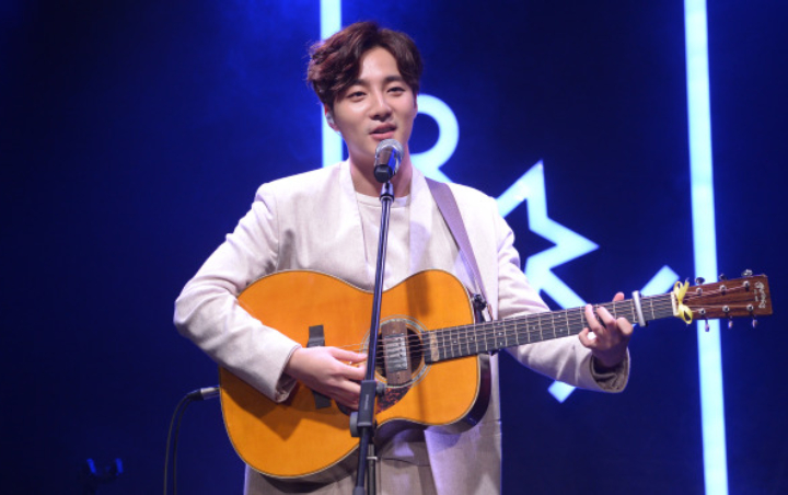 Roy Kim Sewa Security untuk Perlindungan Saat Kembali ke Korea, Takut Dijambak?