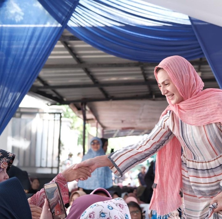 Wanda Hamidah Ramah Salami Warga di Dapil Jakarta Timur