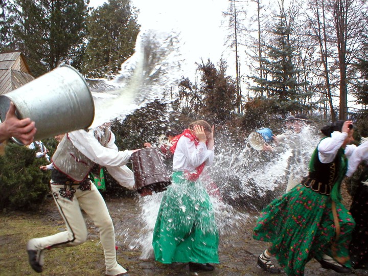 Tradisi Saling Menyiram Air, Smingus-Dyngus di Polandia
