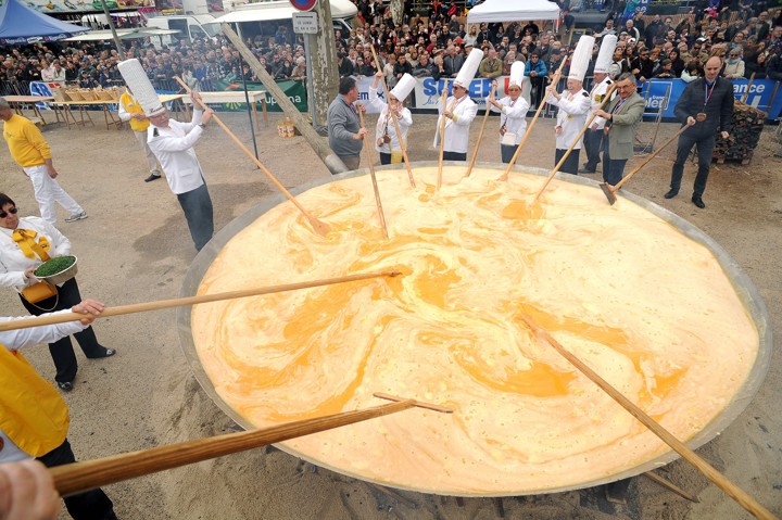 Tradisi Telur Dadar Raksasa di Haux, Prancis 