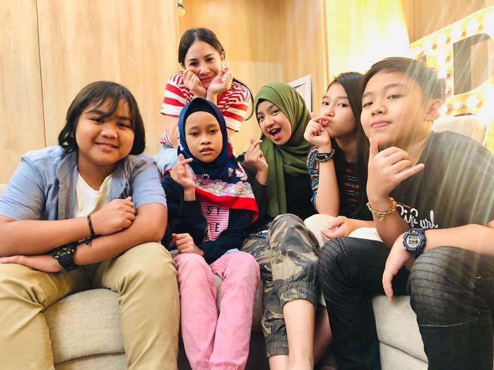 Imut Pakai Baju Rp 229 Ribu Saat Syuting YouTube Bareng Finalis 'Indonesian Idol Junior'