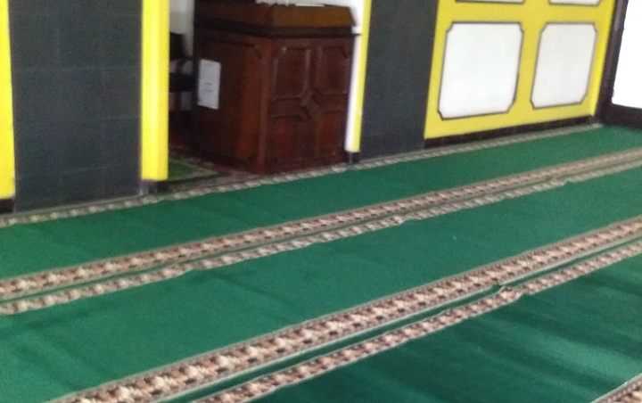 Jamaah Masjid Ngamuk dan Kembalikan Karpet Sumbangan Caleg Usai Disindir Perolehan Suara Kecil