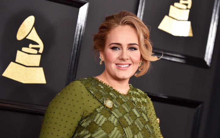 Adele Kedapatan Cium Pria Lain Usai Umumkan Cerai dari Simon Konecki