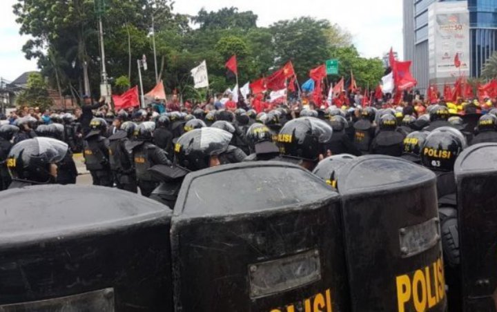 Jurnalis Diinjak dan Ditendang Polisi di Aksi May Day Bandung Meski Sudah Tunjukkan Kartu Pers