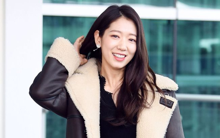 Park Shin Hye Super Girang Berlarian di Jalanan Inggris, Fans Ikut Bahagia