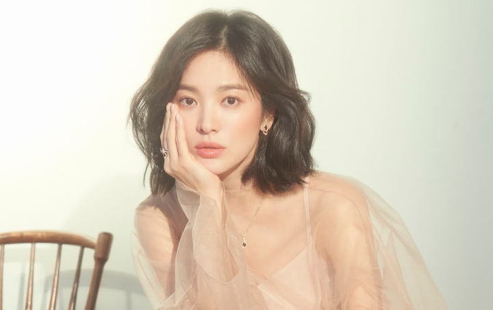 Song Hye Kyo Hadiri Fashion Show di New York, Make Up Tebal Jadi Sorotan 