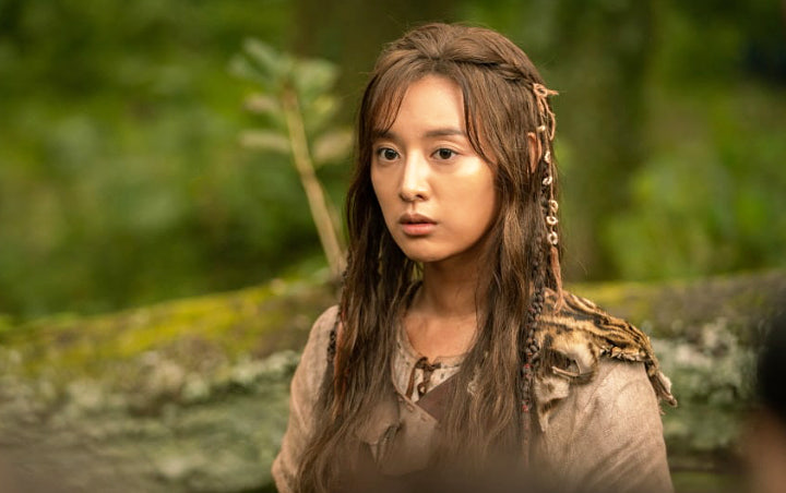Kim Ji Won Cantik Maksimal dengan Dandanan Ala Suku Primitif di Foto Adegan 'Arthdal Chronicles'