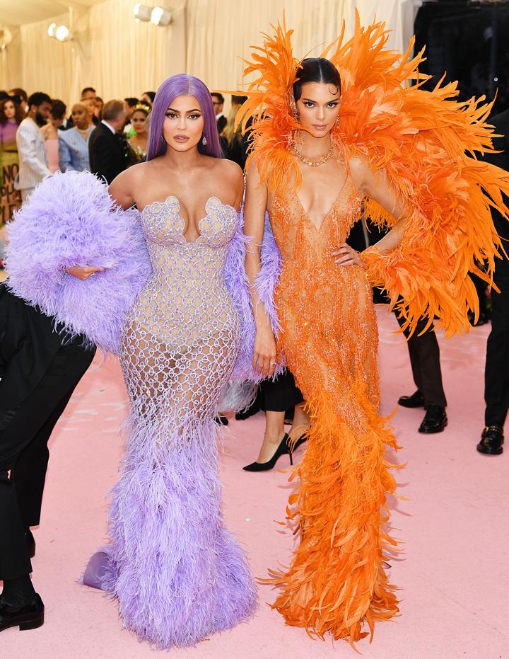 Tampilan Kendall dan Kylie Jenner di Met Gala 2019 Terinspirasi dari Saudara Tiri Cinderella