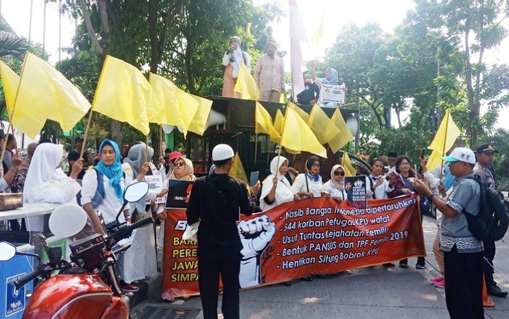  'Pasukan' Emak-Emak Geruduk Kantor KPU Surabaya Tuntut Diskualifikasi Paslon 01