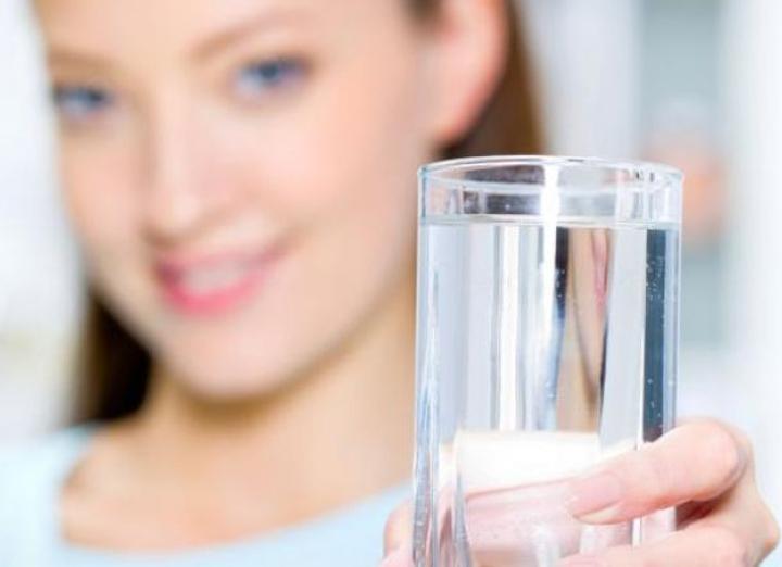 Minum Air Putih Agar Terhindari dari Dehidrasi