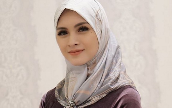  Donita Banjir Kiriman Hijab Usai Putuskan Hijrah