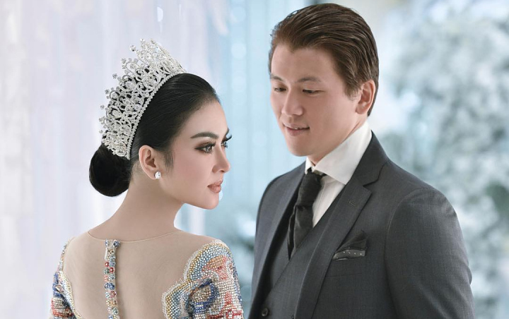 Syahrini Asyik Nyanyi Untuk Suami, Tulisan 'Nyeleneh' Kaus Reino Jadi Sorotan Isyaratkan Isi Hati?