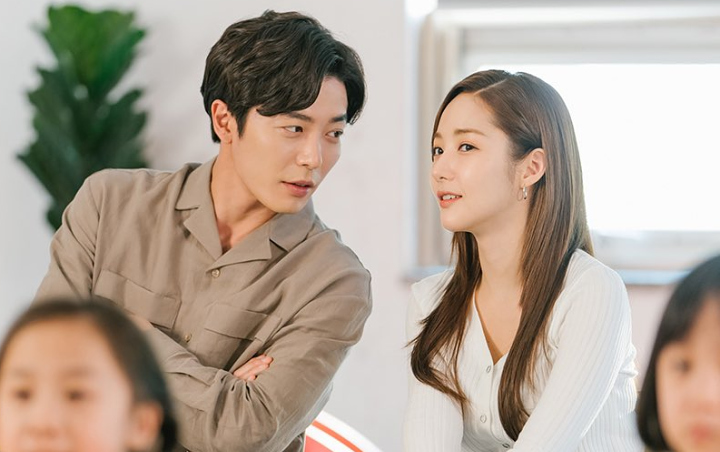 Kim Jae Wook dan Park Min Young Tetap Mesra Meski Sedang Break Syuting 'Her Private Life'