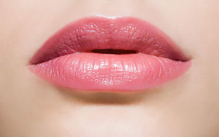 Tak Mau Bibir Menghitam? Hindari 9 Kebiasaan Buruk yang Sering Dilakukan Wanita Ini