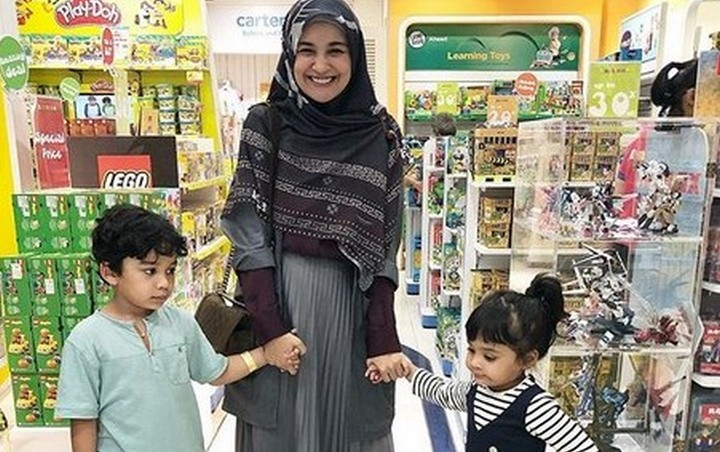 Ekspresi Lucu Anak-Anak Shireen Sungkar Saat Bete Di Toko