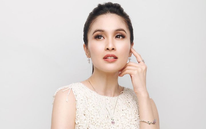 Sandra Dewi Cantik Nan Elegan Pakai Baju 'Emas' Lagi-Lagi Disanjung Putri Sesungguhnya