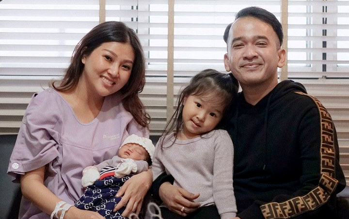 Thalia Putri Ruben Onsu Gendong Sang Adik, Bayi Sarwendah Sadar Kamera Bikin Gemas