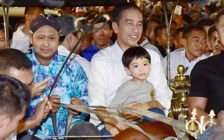 Momen Lebaran Presiden Jokowi Bersama Keluarga di Jogja, Makan Sate Gembus Hingga Belanja Baju Batik