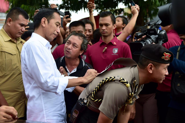 Jokowi Cerita Kuker ke Pasar Sukawati, Warganet Justru Salah Fokus ke Ajudan