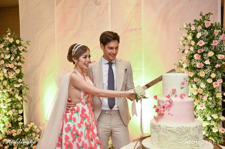 Kue Cantik Dihadirkan dalam Acara Pertunangan Resmi Jessica Iskandar