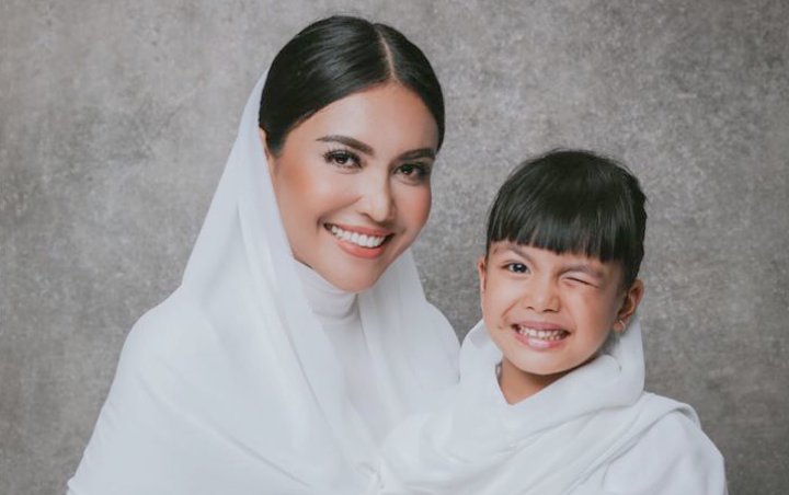 Denada Akui Terus Berbohong Saat Sang Putri Ingin Pulang ke Indonesia dan Bersekolah