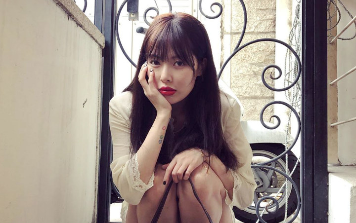 Pose 'Tanpa Celana' HyunA di Postingan Baru Bikin Netter Curiga Lakukan Filler Bibir