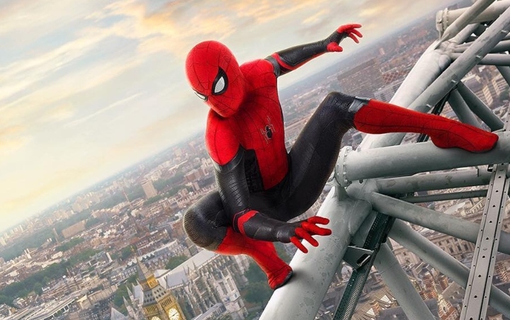 Tom Holland Ternyata Minum Lewat 'Mata' Saat Pakai Kostum Spider-Man