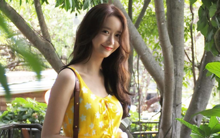 Yoona Nikmati Cuaca Cerah Musim Panas dengan Pakai Crop Top dan Kemeja Tanpa Celana
