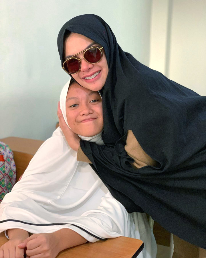 Nikita Mirzani Tampil Syari Saat Antarkan Putri Pertama Sekolah