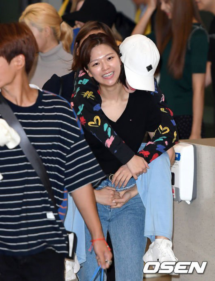 Wajah Jeongyeon Twice Disindir Tak Cantik Saat Tiba di Bandara Sambil Gendong Momo