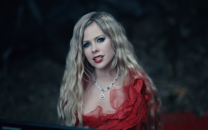 Avril Lavigne Tampil Gloomy dan Misterius di MV 'I Fell In Love With The Devil'