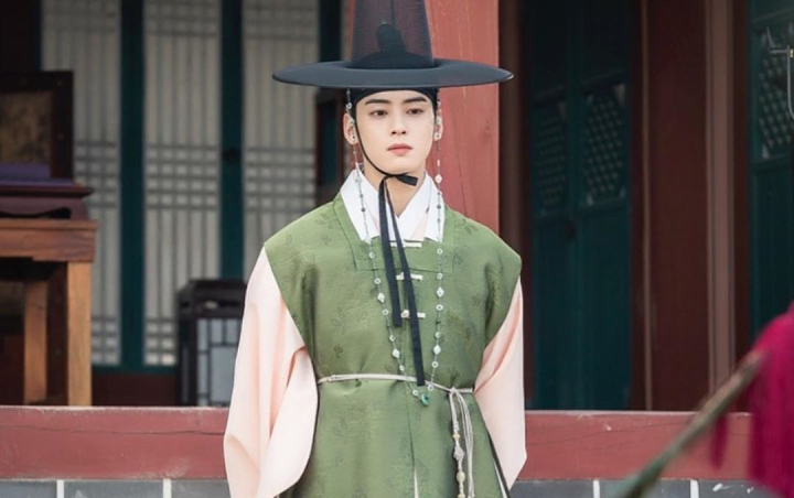 Cha Eunwoo Sangat Fashionable di Lokasi Syuting 'Rookie Historian Goo Hae Ryung'