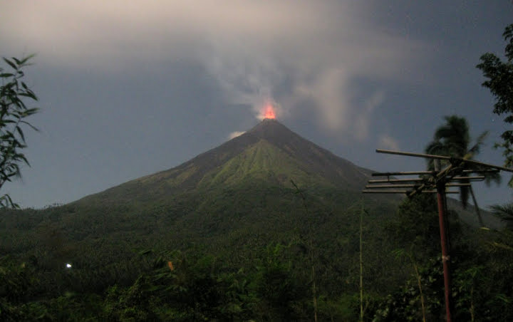 Sinar Api Muncul di Puncak Gunung Karangetang, PVMBG Sulut Lakukan Pemantauan