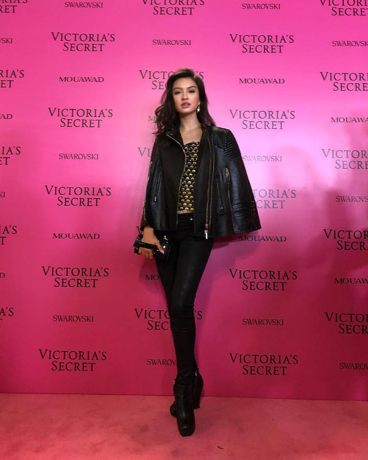 Kece Serba Hitam di Fashion Show Victoria's Secret Tahun 2017