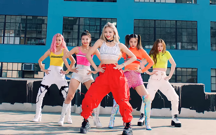  Kostum  Warna warni ITZY  Sukses Menarik Perhatian Semua 